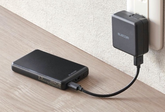 付属のケーブルを本製品の充電用USB Type-C(USB-C)ポートに接続し、対応したACアダプターに接続することで充電可能