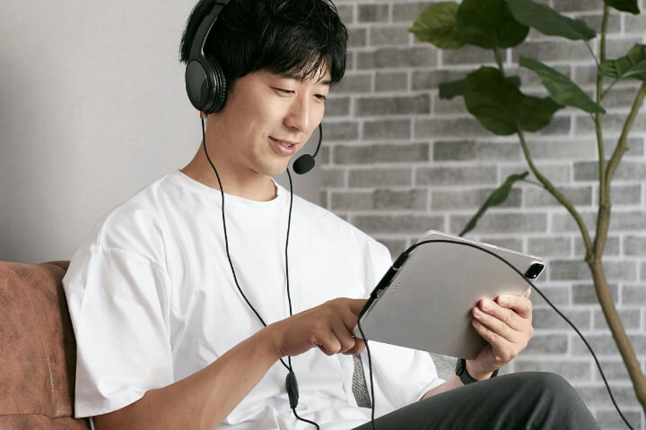 マイク付きイヤホンに対応し、音楽鑑賞だけでなく通話も可能