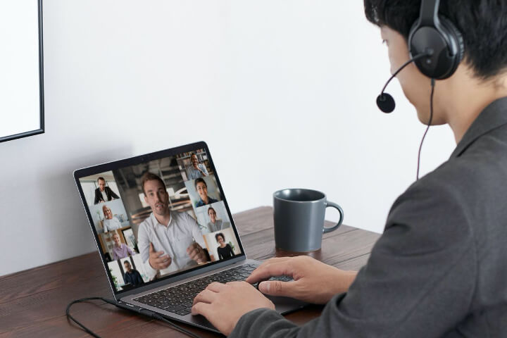 マイク付きイヤホンに対応し、音楽鑑賞だけでなく通話も可能