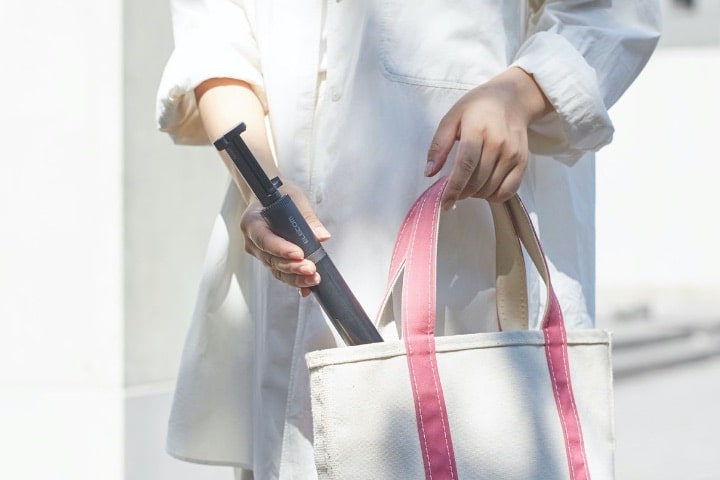 かばんなどに入れて簡単に持ち運び可能