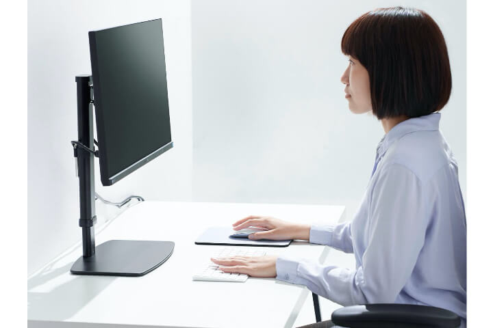 最適な目線に合わせて高さ調整できる液晶ディスプレイスタンド