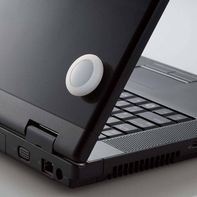 裏面にテープ付きでパソコンなどに簡単に取り付け可能