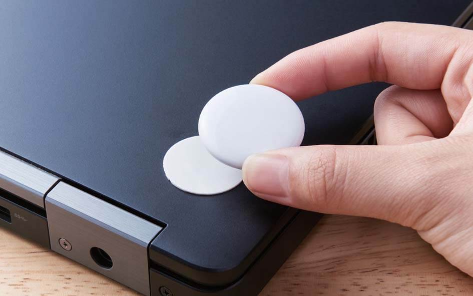 シール部分にAirTagをぴったり貼り付けるだけ