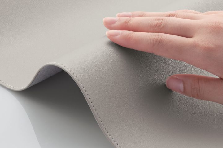 しっとりとした手触りの、質感の高いソフトレザー生地を使用しています。