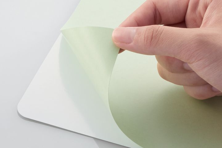 裏面に再剥離性に優れた微粘着シートを使用し、デスクにぴったりと吸着してズレにくく、剥がした後もベタつきません。