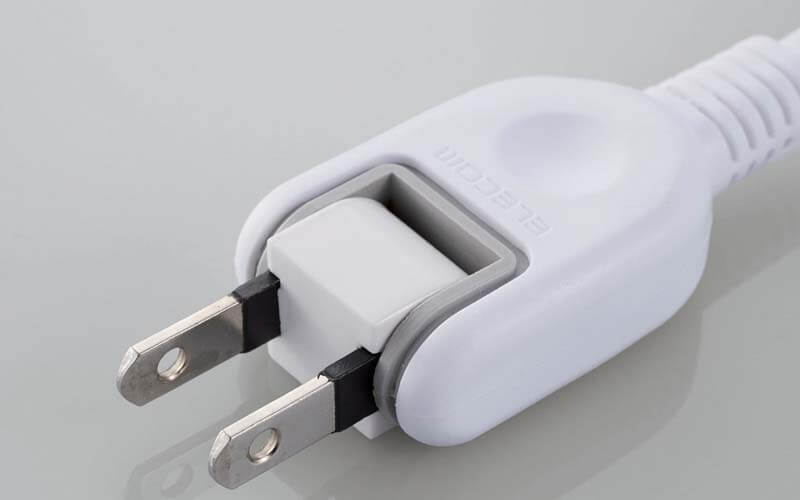 電源プラグは絶縁スリーブ付きでスイングプラグを採用