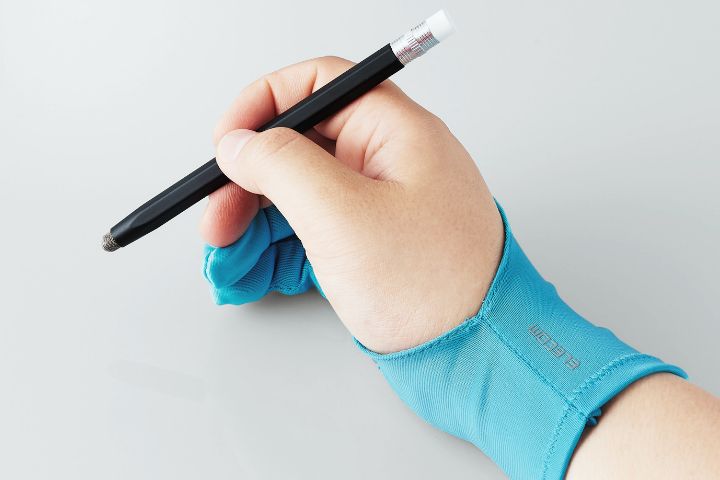 タッチペンやスタイラスペンでタブレットに絵を描く際の手と画面との摩擦を軽減