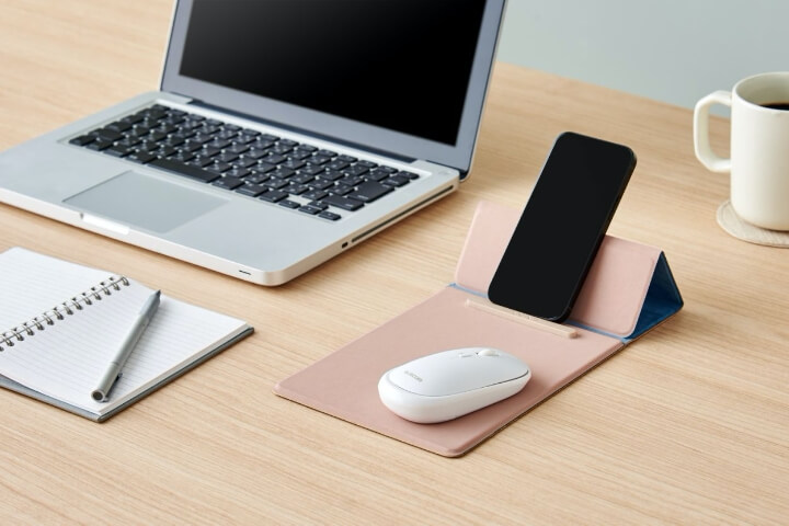フラップを三角形に折りたたむことで、スマホスタンド付きのマウスパッドとして使用可能