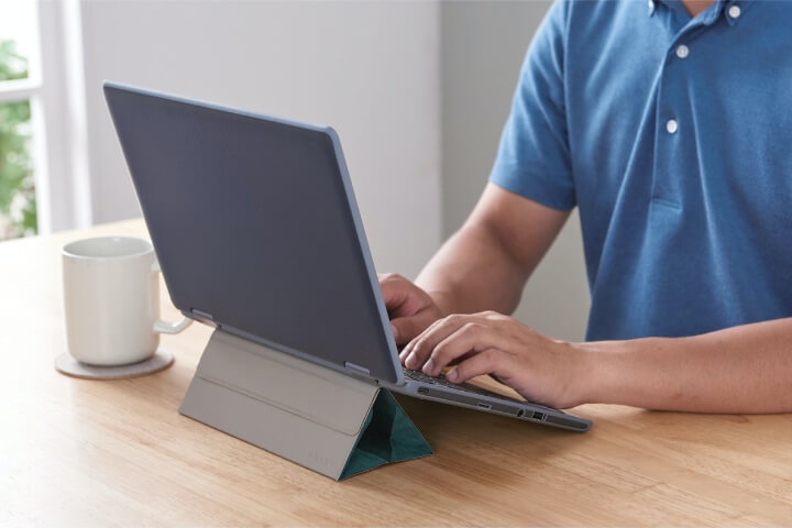 ACアダプターを収納できる、折りたたみノートPCスタンド