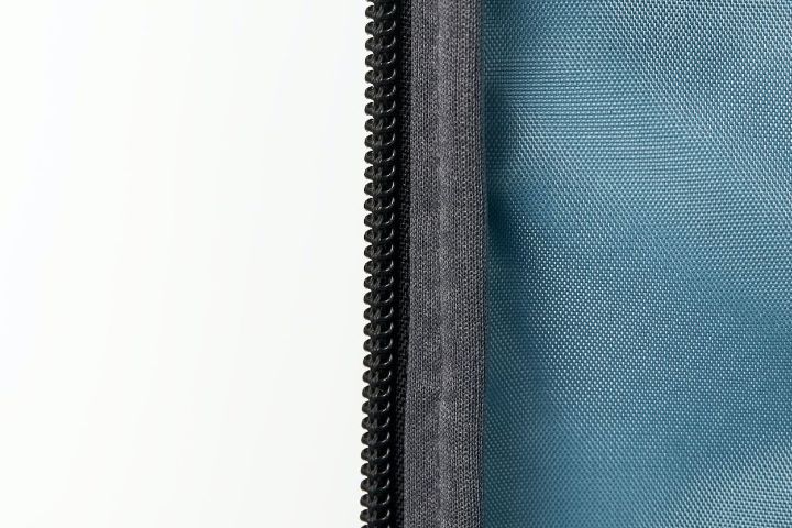 止水ファスナーの使用や縫い目まで保護し、IPX3相当の防滴仕様を実現