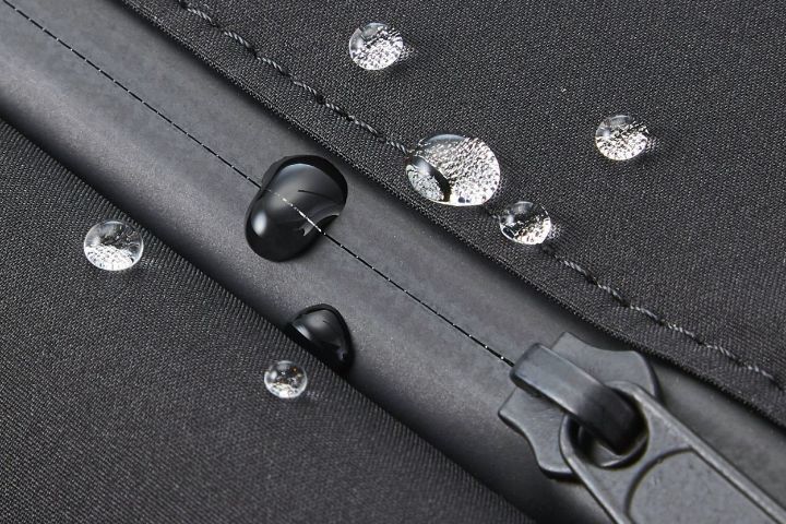 レインコートや傘などに使用される透湿防水性生地を採用
