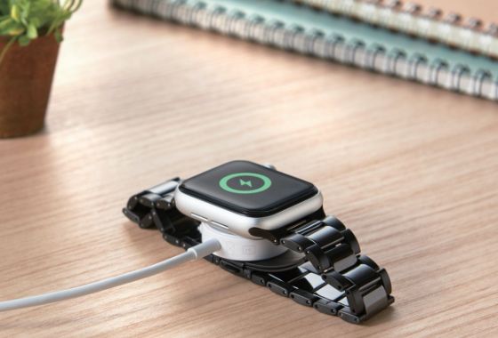 バンドをApple Watchに装着したままで液晶画面の確認、本体の操作、各種ボタン操作、純正の磁気充電ケーブルへの設置が可能