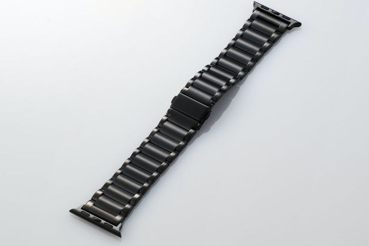 マットで幅広いコマの両端を光沢で小ぶりなコマで挟んだオリジナリティあるバンド