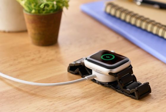 バンドをApple Watchに装着したままで液晶画面の確認、本体の操作、各種ボタン操作、純正の磁気充電ケーブルへの設置が可能
