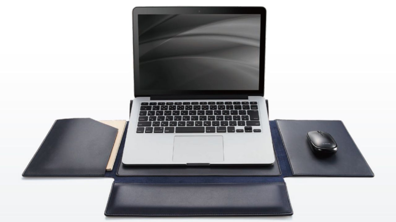 一つの製品の中にリストレスト、PCスタンド、マウスパッド、スリーブポケットを備え、製品を開くだけで素早く仕事環境が展開できます。