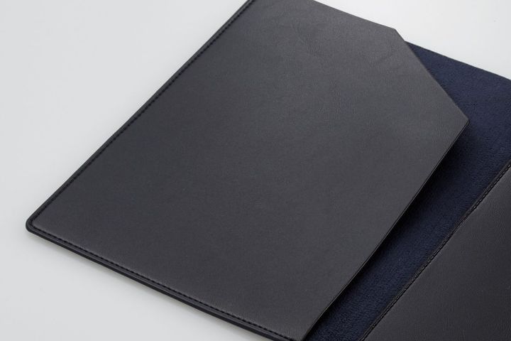 製品左側には、薄いメモを収納できるスリーブポケットを搭載しています。メモ帳やスマホなどの置き場所としてもご使用いただけます。