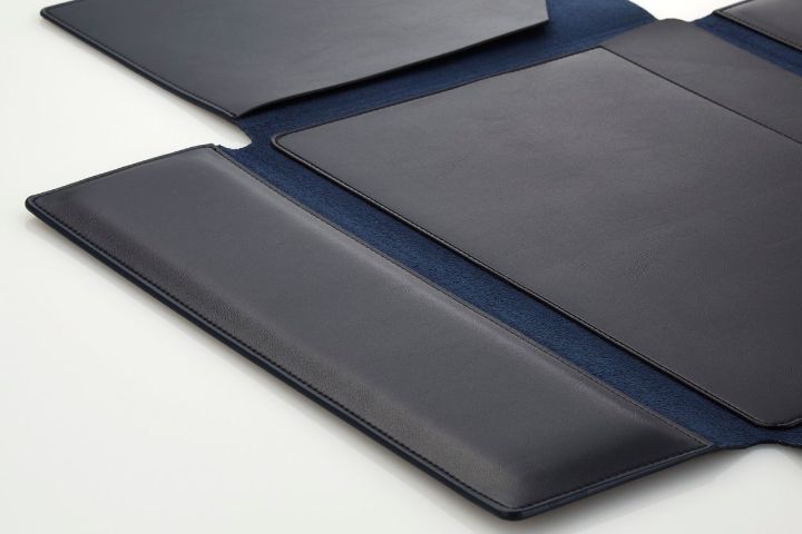 製品手前側には、パソコン作業時の手首や腕の負担を軽減する幅広リストレストを備えています。