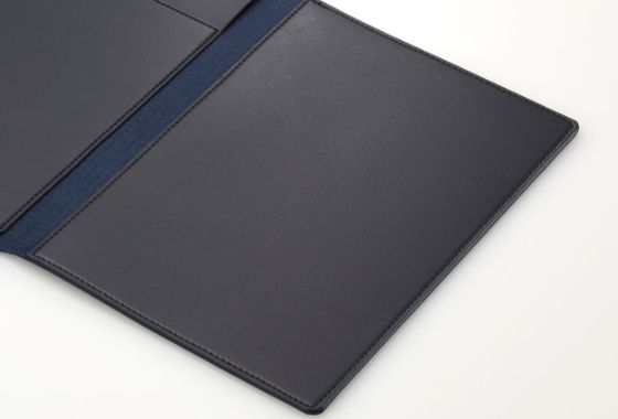 製品右側には、マウス操作がしやすい、なめらかな操作面のマウスパッドを備えています。