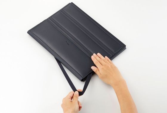製品背面には、ケース本体を閉じたまま留められるゴムバンドを備えています。
