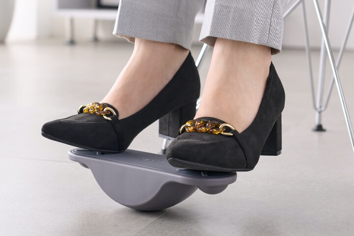 長いデスクワークで凝り固まった足のストレッチができます