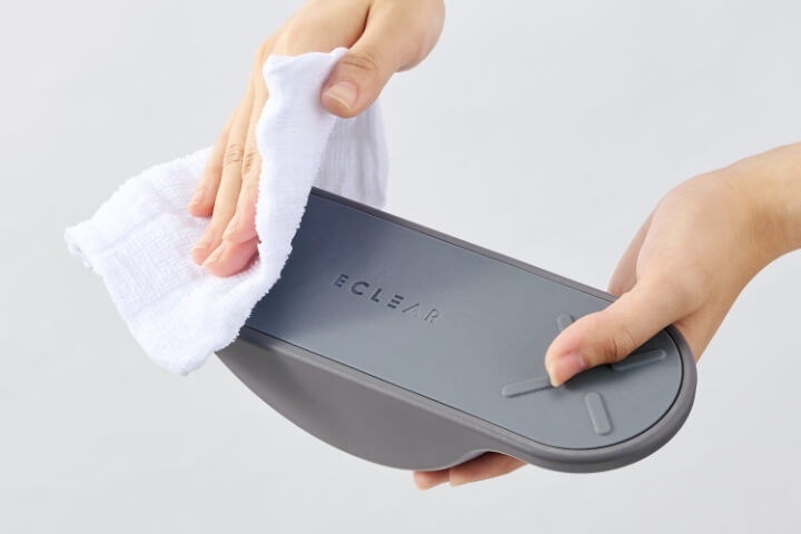 汗や汚れが付着した場合は、水を含ませ固く絞った柔らかい布で拭き取ってください