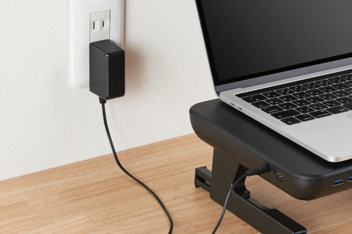 専用ACアダプター、USB-A - USB Micro-Bケーブル、ケーブルホルダー付き