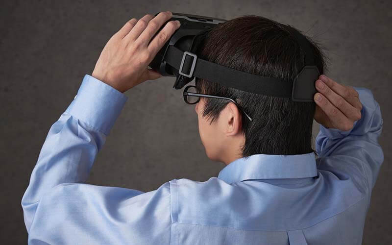 開口部が広く、眼鏡を付けたままスムーズに装着可能
