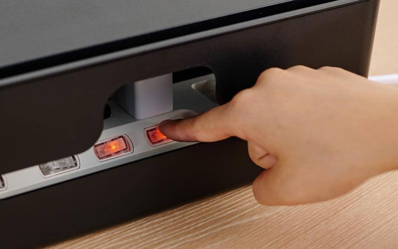 スイッチ操作やケーブルの出し入れが可能な内部アクセススリットを装備