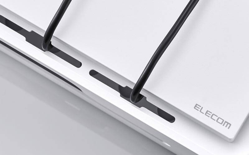 天面のフタには充電端子を通せるコードホールを装備
