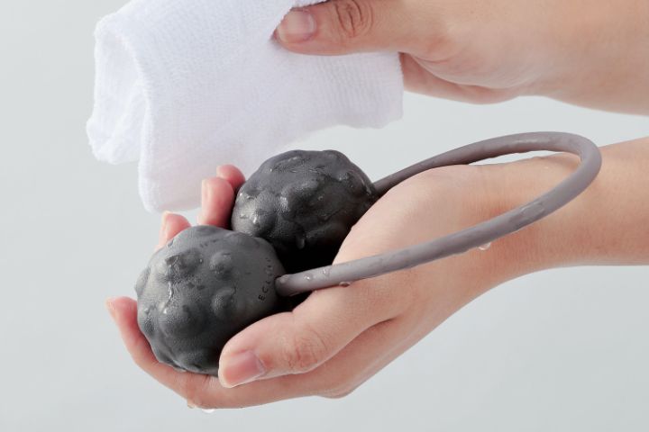 水洗い後は乾いた柔らかい布で水分を拭き取ってください
