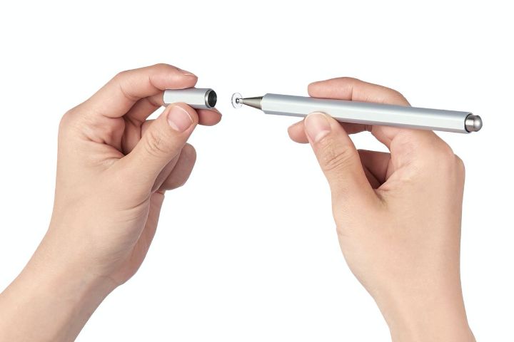 ペン先への摩擦や、ホコリの侵入などダメージ防ぐキャップ付き
