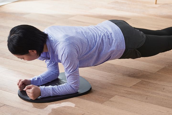 家でのトレーニングを快適にするエクリア スポーツ「ポイントトレーニングマット」です。