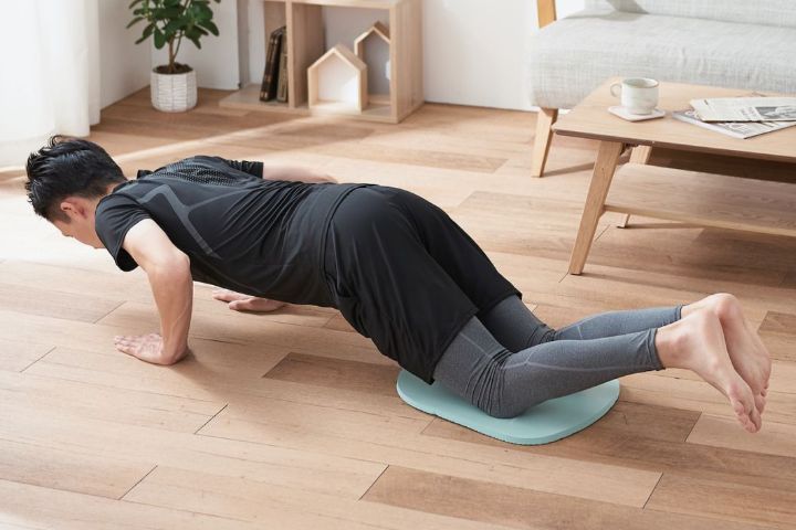 コンパクトサイズで筋トレに最適なトレーニングマットです。