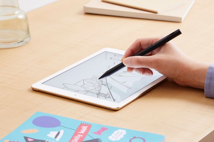 傾きを検知し、筆記具のように太さを変えて絵や文字を書くことが可能です。