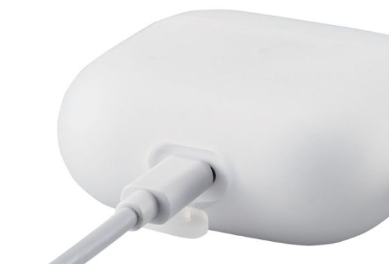 ケースを装着したまま、Lightningケーブルでの充電が可能です。