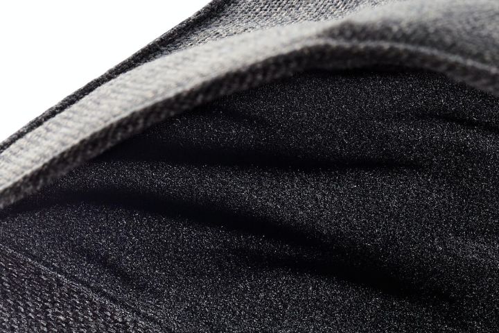 ノートパソコン収納部には衝撃から保護するクッション素材を採用