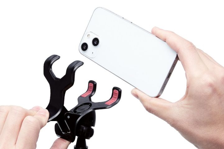 スマホホルダー部にクリップタイプを採用しているため、片手で機器本体を着脱できます