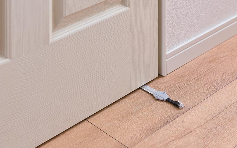 ドア下のすきまを通しての配線もスムーズ