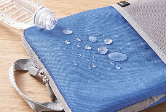 表生地表面に、撥水加工を施しています。