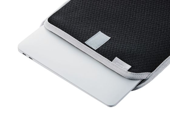 11.6インチまでのノートパソコン・タブレットを収納可能です。
