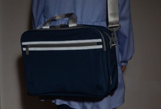 本体前面に反射テープを備えており、夜間の交通事故防止に役立ちます。