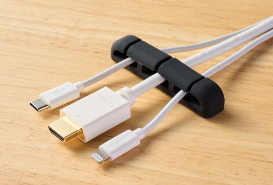ざっくりケーブルの整理ができる、強力粘着でどこでも固定可能なケーブルホルダー