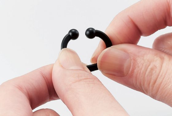 ワンタッチでケーブルの整理ができる、コンパクトで柔軟なケーブルクリップ