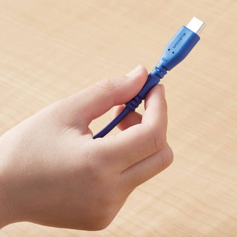 お子さまでも持ちやすいように、ケーブルグリップ部分が長い設計