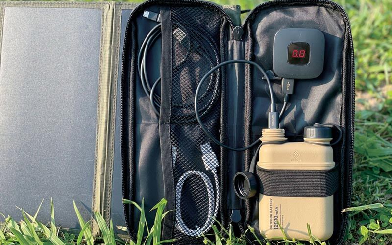 充電する際に必要なケーブルやバッテリーなどの機器を収納できる、便利で使いやすいポケット付き