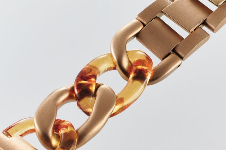透明樹脂とステンレスの2種類の素材を使った組み合わせが楽しめるApple Watch Series 7 [41mm]、Apple Watch SE、Series 6、5、4 [40mm]、Apple Watch Series
               3、2、1 [38mm]、またはApple Watch Series 7 [45mm]、Apple Watch SE、Series 6、5、4 [44mm]、Apple Watch Series 3、2、1 [42mm]用ステンレスチェーンバンド
               です。