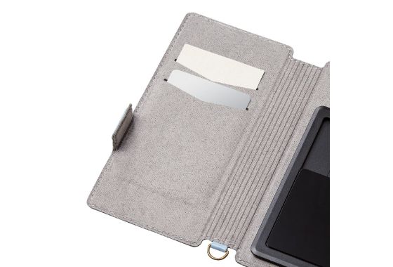 フラップ内側に2つのポケットが付いており、ICカードなどの収納に便利です。※ICカード使用時は、フラップを開いて使用ください。