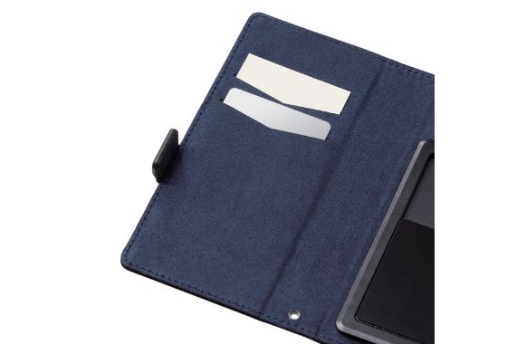フラップ内側に2つのポケットが付いており、ICカードなどの収納に便利です。※ICカード使用時は、フラップを開いて使用ください。