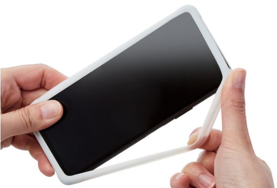伸縮して様々なスマートフォンにフィットするシリコンバンパーです。
