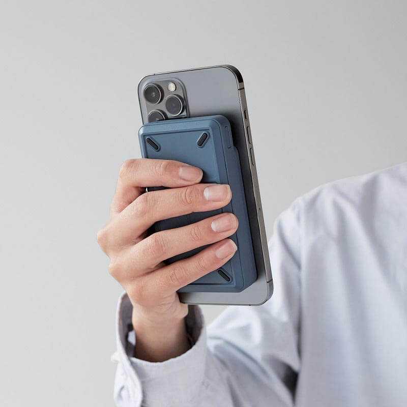 マグネットで固定し、ワイヤレスで充電しながらiPhoneを使用可能